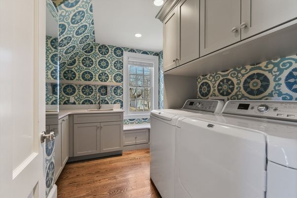 Interior, Recessed Lighting, Washer, Wood Texture Flooring