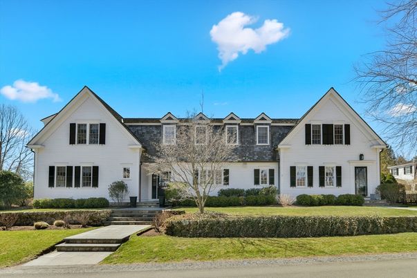 Exterior, Facade, Farmhouse