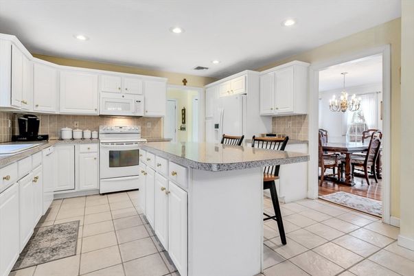 Chandelier, Dining room, Interior, Kitchen, Recessed Lighting, Stainless Steel Appliances