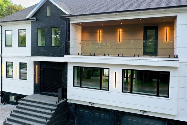 Exterior, Facade, Rowhouse