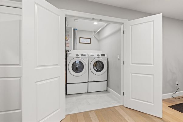 Interior, Recessed Lighting, Washer, Wood Texture Flooring