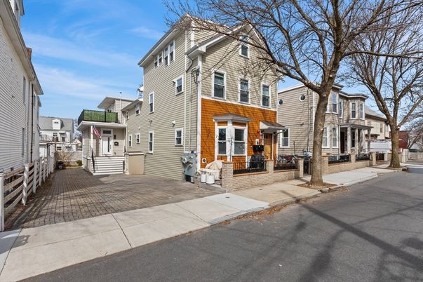 Exterior, Facade, Rowhouse
