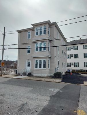 Exterior, Facade, Rowhouse