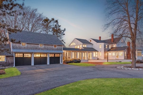 Attached, Exterior, Facade, Cape Cod