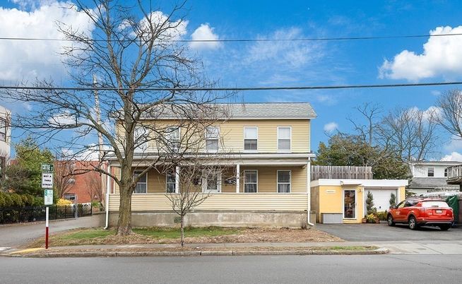 Exterior, Facade, American Foursquare