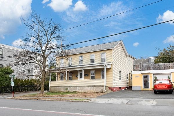 Exterior, Facade, American Foursquare