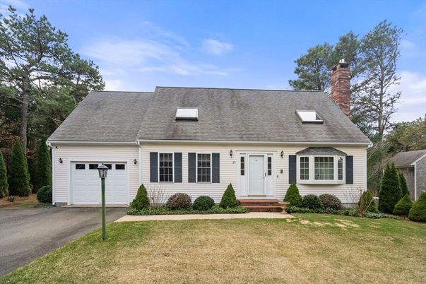 Attached, Exterior, Facade, Cape Cod