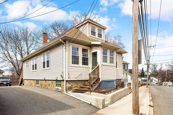 Exterior, Facade, American Foursquare