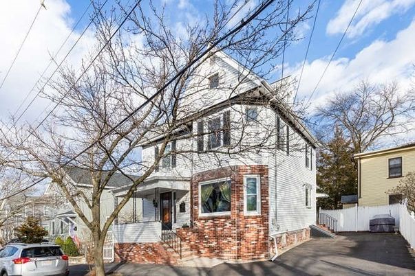Exterior, Facade, Brick Facade, Queen Anne Victorian