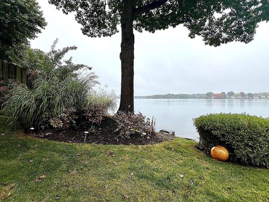 Exterior, Lake
