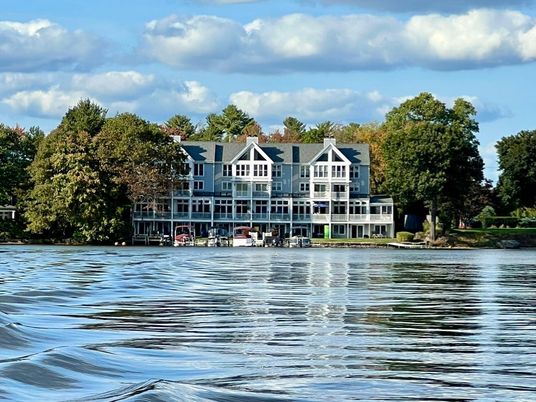 Exterior, Lake