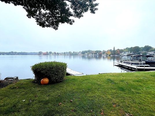 Exterior, Lake