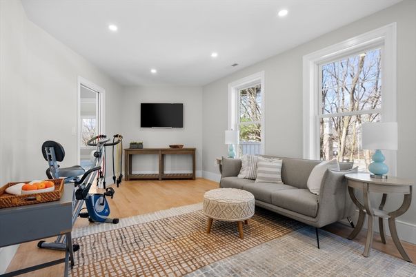 Fitness Equipment, Interior, Living room, Recessed Lighting, Wood Texture Flooring