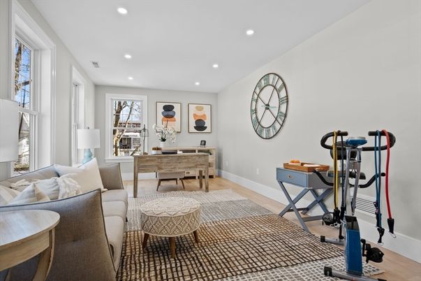 Fitness Equipment, Interior, Living room, Recessed Lighting, Wood Texture Flooring