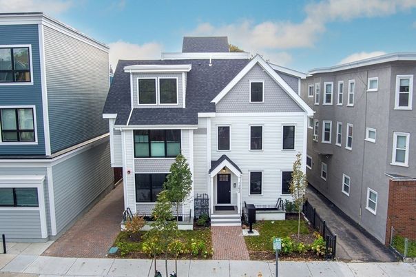 Exterior, Facade, Rowhouse