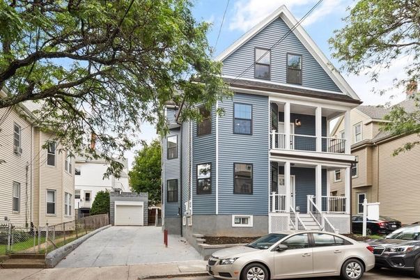 Attached, Exterior, Facade, Queen Anne Victorian