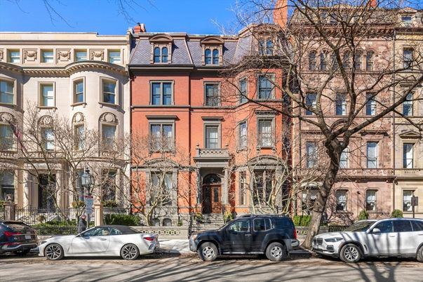 Exterior, Facade, Brick Facade, Rowhouse