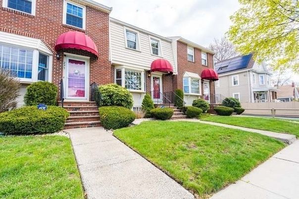 Exterior, Facade, Brick Facade, Rowhouse