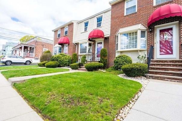 Exterior, Facade, Brick Facade, Rowhouse