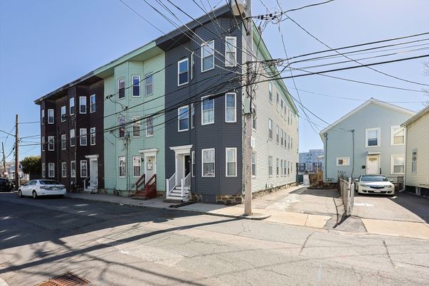 Exterior, Facade, Rowhouse