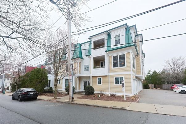 Exterior, Facade, Rowhouse