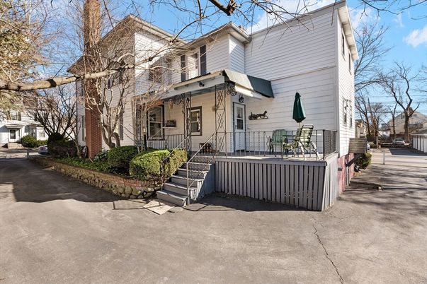 Exterior, Facade, American Foursquare