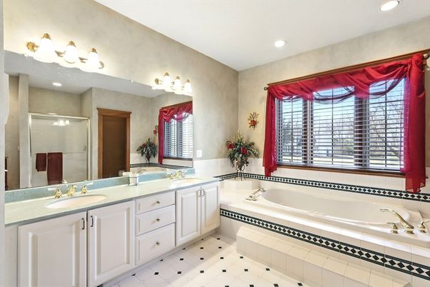 Bathroom, Dual Sink Vanities, Interior, Recessed Lighting