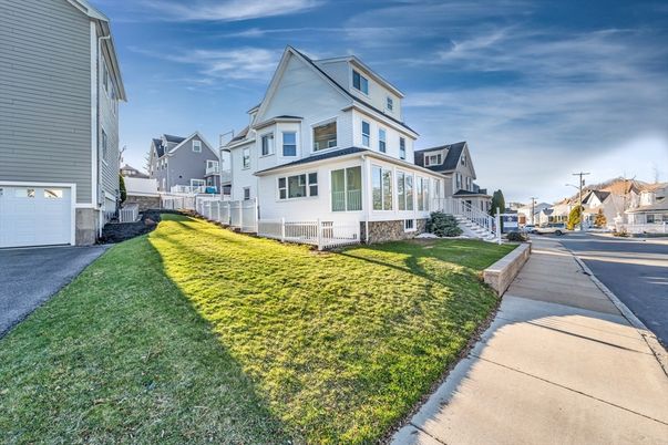 Attached, Exterior, Facade, Queen Anne Victorian
