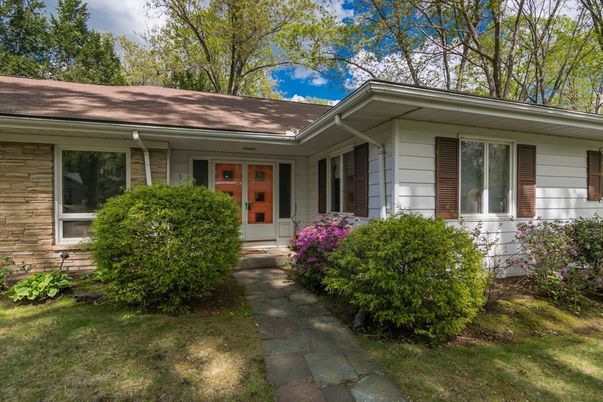 Exterior, Facade, Ranch