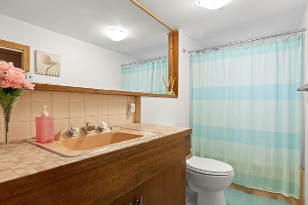 Bathroom, Interior, Tile Countertops