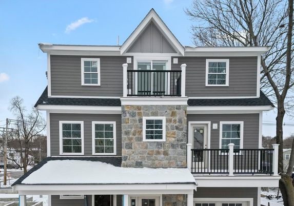 Attached, Exterior, Facade, Queen Anne Victorian