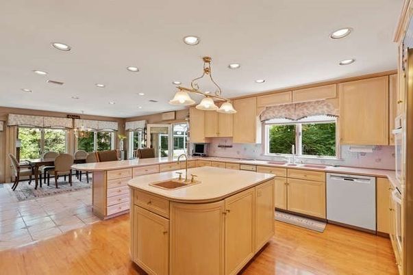 Chandelier, Dining room, Interior, Kitchen, Pendant Lights, Recessed Lighting, Stainless Steel Appliances, Wood Texture Flooring