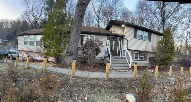 Exterior, Facade, Raised Ranch