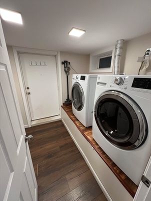 Interior, Recessed Lighting, Washer, Wood Texture Flooring