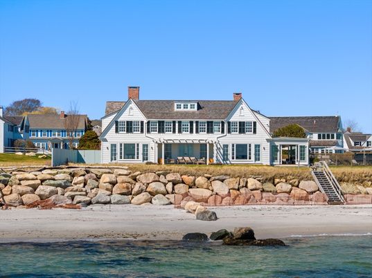 Exterior, Facade, Lake, Farmhouse