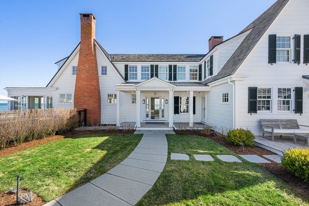 Exterior, Facade, Farmhouse