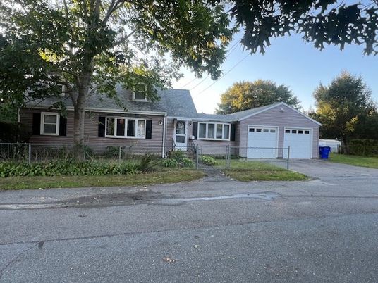 Attached, Exterior, Facade, Cape Cod