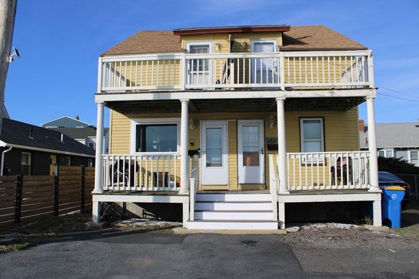 Exterior, Facade, American Foursquare