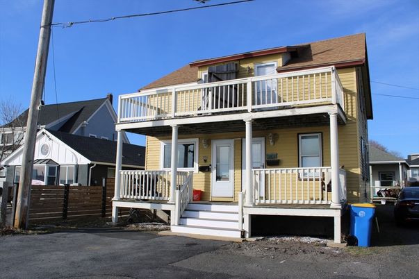 Exterior, Facade, American Foursquare