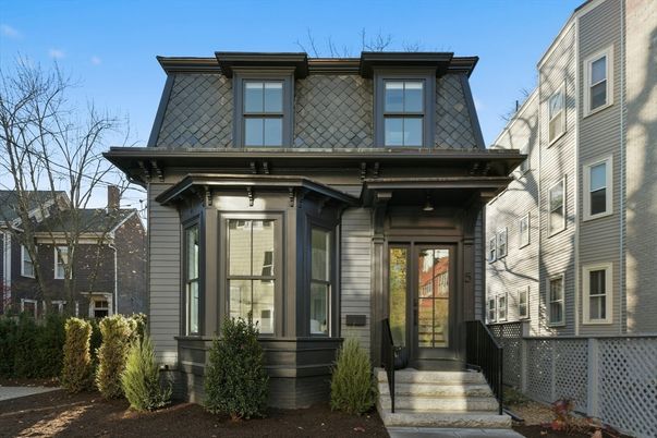 Exterior, Facade, American Foursquare