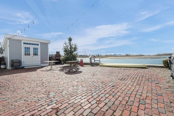 Exterior, Lake