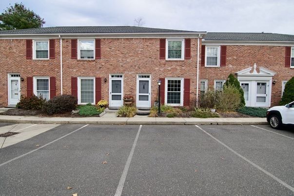 Exterior, Facade, Brick Facade, Georgian