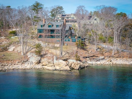 Exterior, Lake