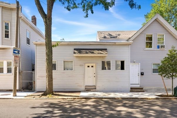 Exterior, Facade, Rowhouse