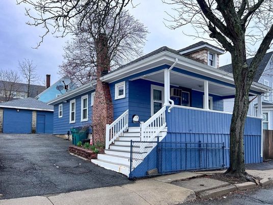 Attached, Exterior, Facade, American Craftsman