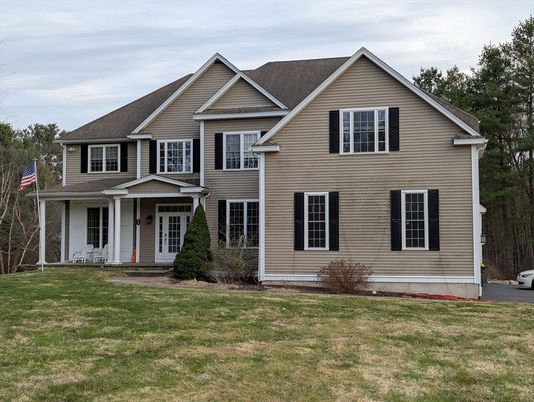 Exterior, Facade, Farmhouse