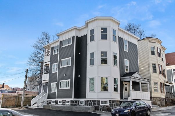 Exterior, Facade, Rowhouse
