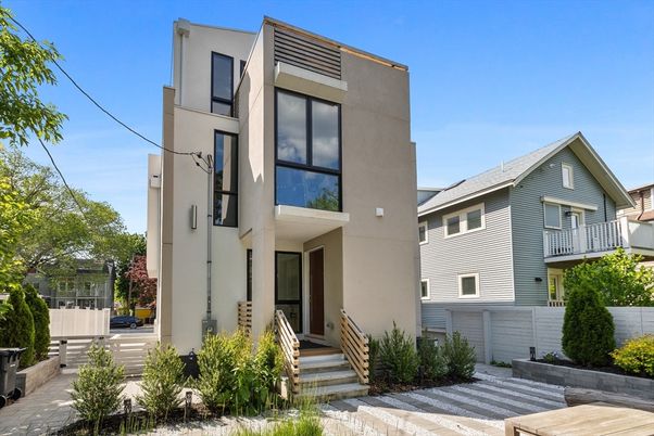 Exterior, Facade, Modern