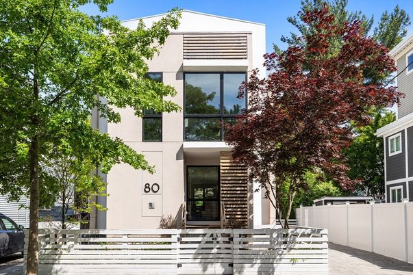 Exterior, Facade, Modern