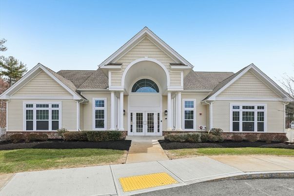 Exterior, Facade, Ranch